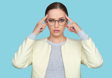 Stüdyo çekim ciddi sorunlar hakkında çekici kadın düşünme. Üzerinde mavi arka plan izole