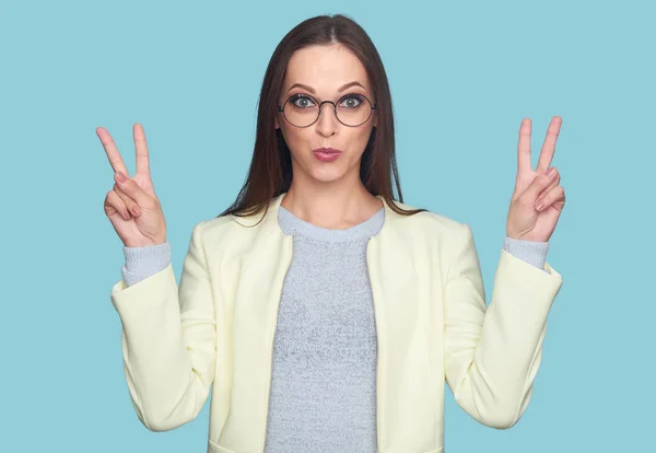 Mujer Mostrando Señal Paz Chica Bonita Alegre Con Gafas Aisladas — Foto de Stock