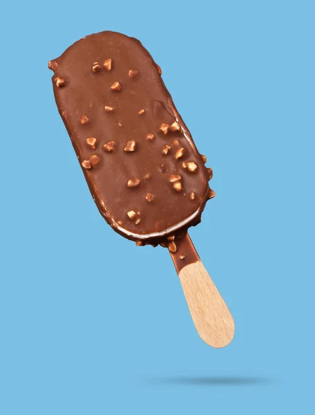 チョコレートのアイス キャンデー 明るい青色の背景で隔離のアイスクリーム — ストック写真