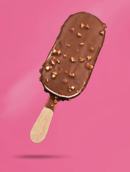 巧克力冰棒在明亮的粉红色背景下分离的冰淇淋 — 图库照片