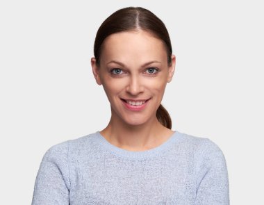 doğal makyaj ile güzel kadın gülümsüyor. Gri izole