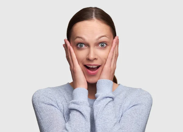 Mujer Bonita Sorprendida Mirando Cámara Aislado Sobre Fondo Gris Estudio — Foto de Stock