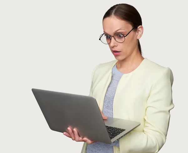 Geschokt Vrouw Laptopcomputer Kijken Geïsoleerd Grijs — Stockfoto