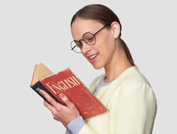 Mädchen Liest Ein Englisches Lehrbuch Frau Die Fremdsprache Lernt Isoliert — Stockfoto