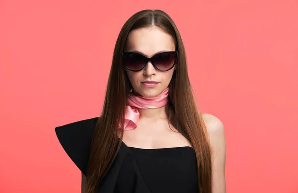Portret Van Een Brunette Vrouw Draagt Zonnebril Geïsoleerd Roze Achtergrond — Stockfoto