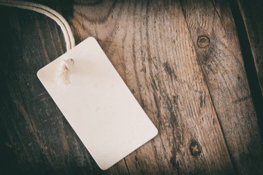 Ahşap arka plan üzerinde boş etiket yakın çekim