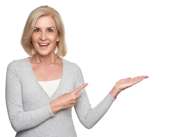 Mujer Mediana Edad Feliz Pie Aislado Sobre Fondo Blanco Pared —  Fotos de Stock