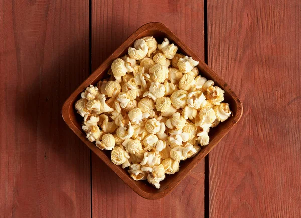 Popcorn Misce Czerwonym Tle Drewnianych — Zdjęcie stockowe