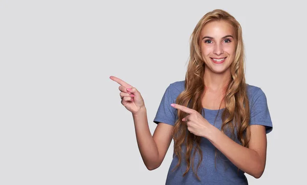 Glad Ung Kvinna Pekande Finger Att Kopiera Utrymme Söt Flicka — Stockfoto