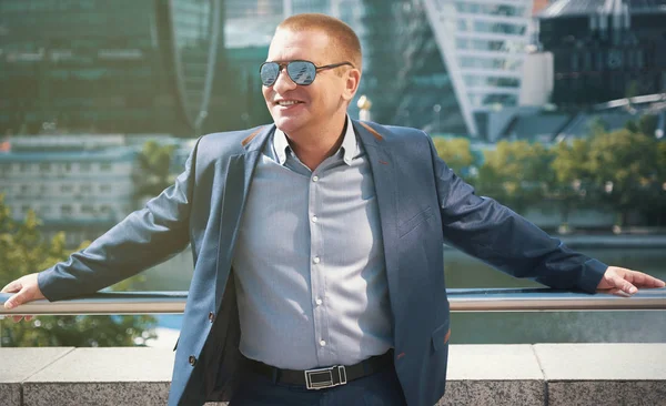 Alegre Hombre Negocios Sonriendo Tipo Guapo Ciudad Retrato Aire Libre —  Fotos de Stock