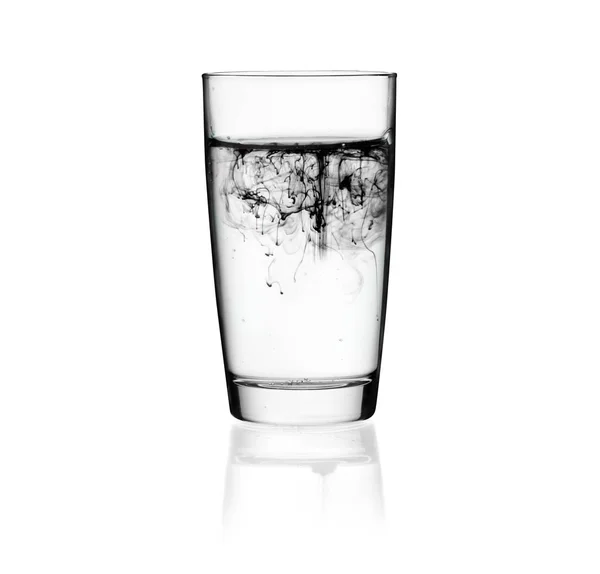 Vaso Agua Sucia Concepto Contaminación Aislado Sobre Fondo Blanco — Foto de Stock