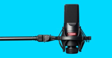 Mavi arkaplan üzerine podcast kaydetmek için stüdyo mikrofonu
