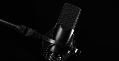 Mikrofon. Modern ses sistemi donanımları, vokal bir sanatçı için. Siyah arka plan üzerine izole mikrofon.