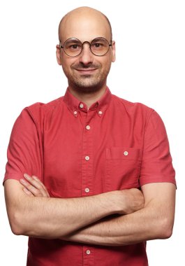 kel adam gülümsüyor. Yakışıklı orta yaşlı adam gözlük izole beyaz giyer.