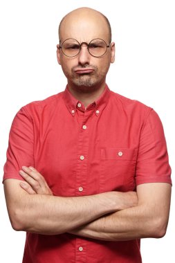 Kel adam yüzünde çarpık ifade ile. Huysuz adam izole