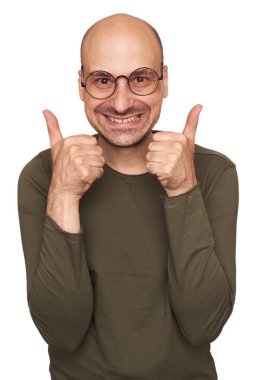 mutlu komik kel adam işareti Yaşasın göster. Orta yaşlı adam gözlük takıyor. Beyaz izole