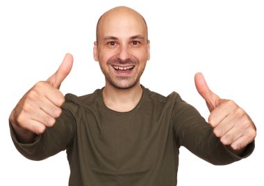 Mutlu bir adam bir jest başparmak oluşturur. Kel adam izole üzerinde beyaz arka plan gülümseyen