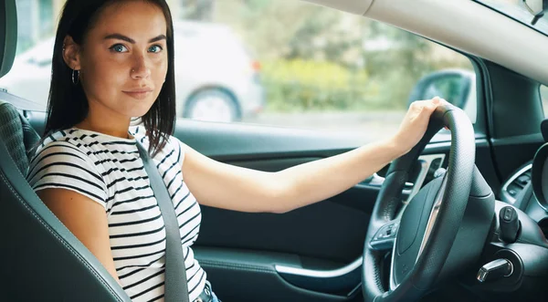 Attraktiv Ung Kvinna Casual Kläder Tittar Dig När Kör Bil — Stockfoto