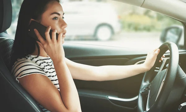 Vacker Ung Kvinna Prata Telefon När Kör Bilen — Stockfoto