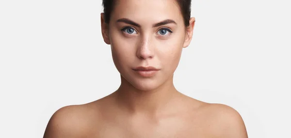 Vacker Ung Kvinna Med Ren Frisk Hud Naturlig Makeup Skönhet — Stockfoto