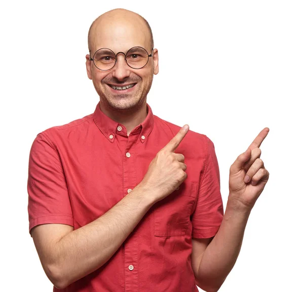 Homem Careca Feliz Apontando Dedos Para Lado Isolado Branco — Fotografia de Stock