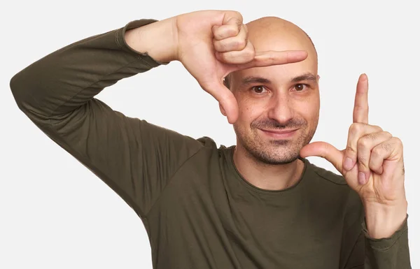 Lycklig Skallig Man Tittar Genom Finger Ram Vit Bakgrund — Stockfoto