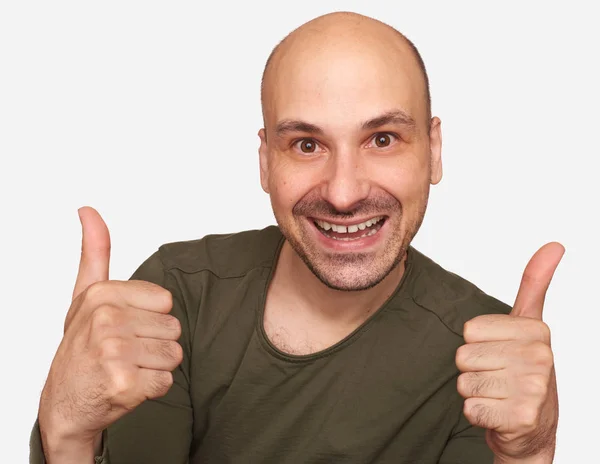 Szczęśliwy Średniej Wieku Łysy Mężczyzna Pokazuje Kciuk Białym Tle — Zdjęcie stockowe