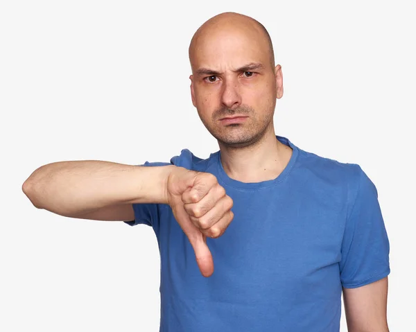 Skallig Man Iklädd Blå Shirt Och Visar Tummen Ner Isolerade — Stockfoto
