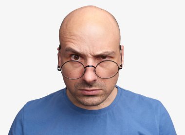 Closeup gri duvar arka plan üzerinde izole kızgın kel adam portresi. Ciddi adam. Yüz ifadeleri ve duygular