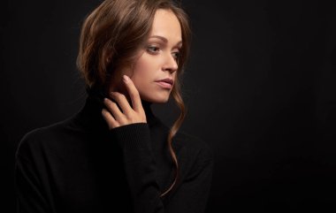 Dış görev giyen balıkçı yaka arayan hüzünlü güzel kadın. Siyah arka plan üzerinde güzel kız