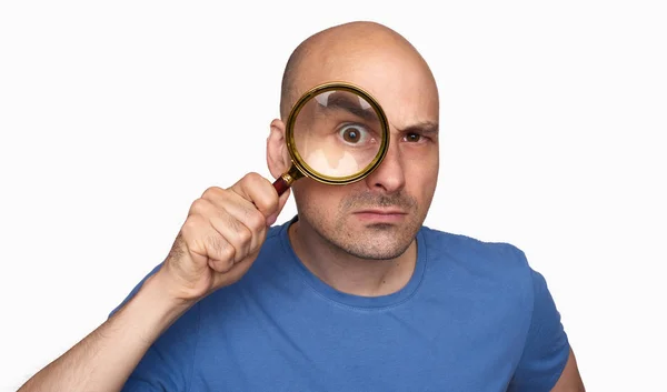 Homem Engraçado Olhar Para Através Lupa Careca Rabugento Isolado — Fotografia de Stock