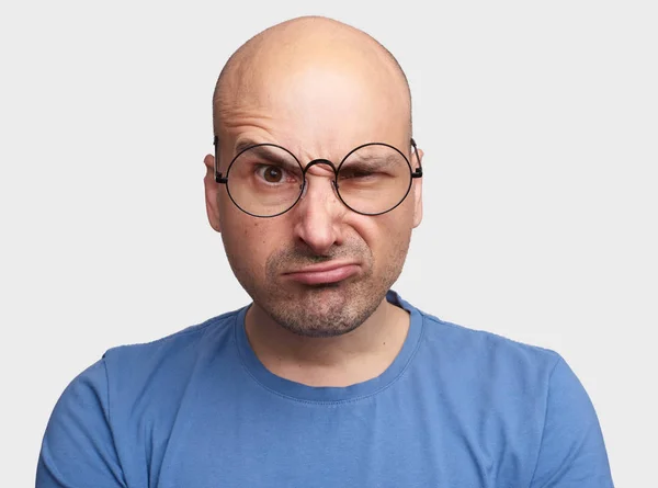 Hombre Gruñón Levantando Cejas Retrato — Foto de Stock