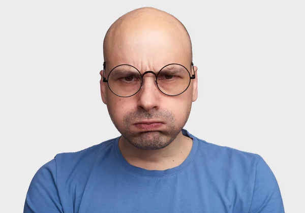 Αστεία Φαλακρός Άνδρας Ξεφυσώντας Έξω Μάγουλά Του Σοβαρά Τύπος Γυαλιά — Φωτογραφία Αρχείου