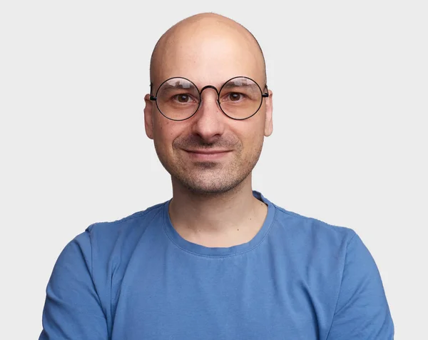 Bonito Homem Careca Meia Idade Vestindo Óculos Camiseta Azul Isolado — Fotografia de Stock