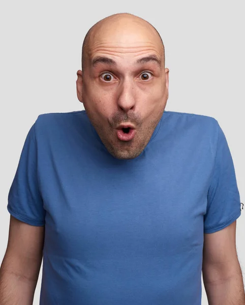 Portret Zabawny Przystojny Łysy Mężczyzna Niebieski Shirt Aparacie Patrząc Podniesione — Zdjęcie stockowe