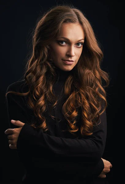 Uzun Parlak Dalgalı Saçlı Esmer Kız Kıvırcık Saç Modeli Ile — Stok fotoğraf