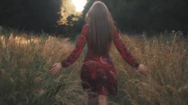 parkta mutlu çekici genç hanım. uzun saç gülümseyen çekici kadın.