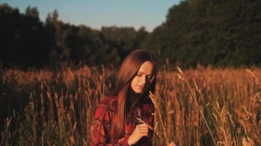 Genç ve güzel kadın parkta. Yaz günbatımı