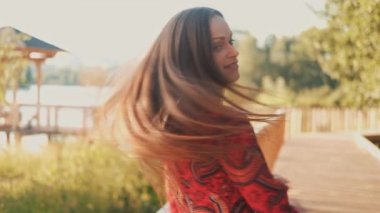 Mutlu genç kız parkta yürüyüş