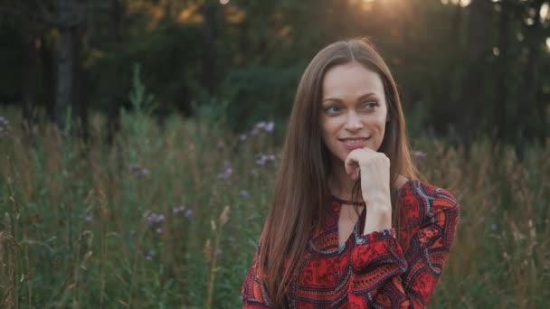 Jovem Encantadora Feliz Parque Mulher Atraente Com Cabelo Longo Sorrindo — Vídeo de Stock