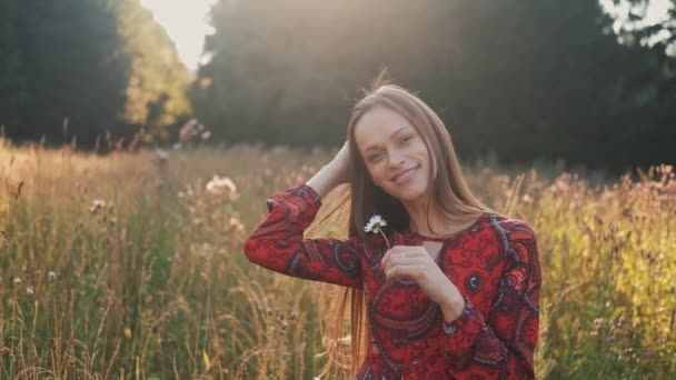Parkta Gülümseyen Papatya Ile Mutlu Sevimli Genç Kadın — Stok video