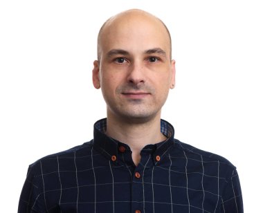 Sakin kel adam kameraya bakıyor. Beyaz izole
