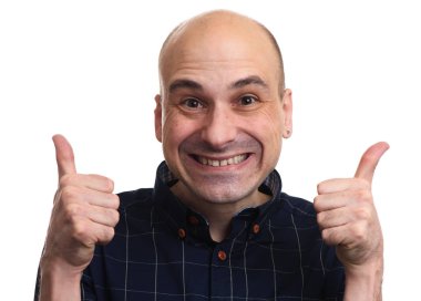 Başparmak gösterilmesini kurnaz kel adam. Neşeli adam beyaz arka plan üzerinde izole