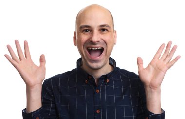 Beyaz arka plan üzerinde izole kaldırdı elleriyle ayakta heyecanlı bir kel adam portresi.