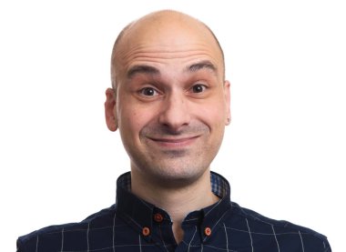 Sana bakmak ve gülümsemek komik kurnaz kel adam. Beyaz arka plan üzerinde izole.