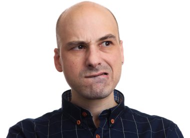 Dudak ısırma rahat tişörtlü düşünceli adam. Gergin misin Kel adam. Beyaz izole