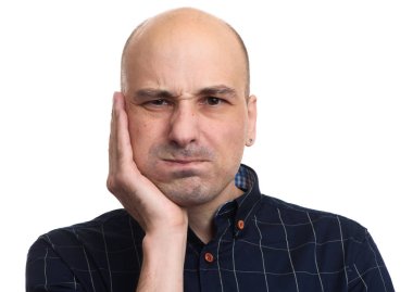 Diş ağrısı ile kel adam. Adam çok kötü diş ağrısı acı. Diş Bakımı ve diş hekimliği.