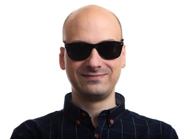 Güneş gözlüğü takıyor ve gülümseyen kel adam. Beyaz izole