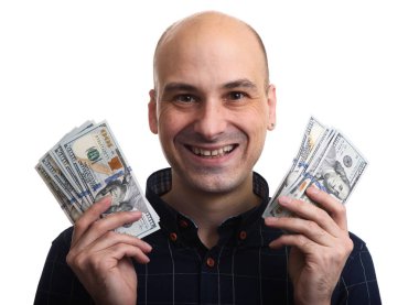 Kel adam biraz para tutarak ve gülümseyen mutlu. Beyaz izole