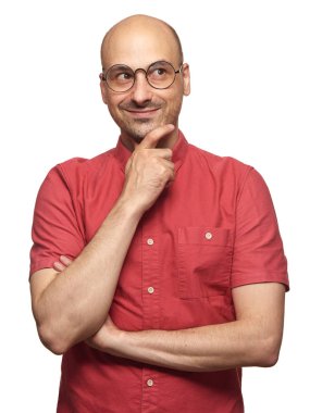 Orta yaşlı kel adam ararken merak ediyor. Neşeli adam düşünüyorum. İzole